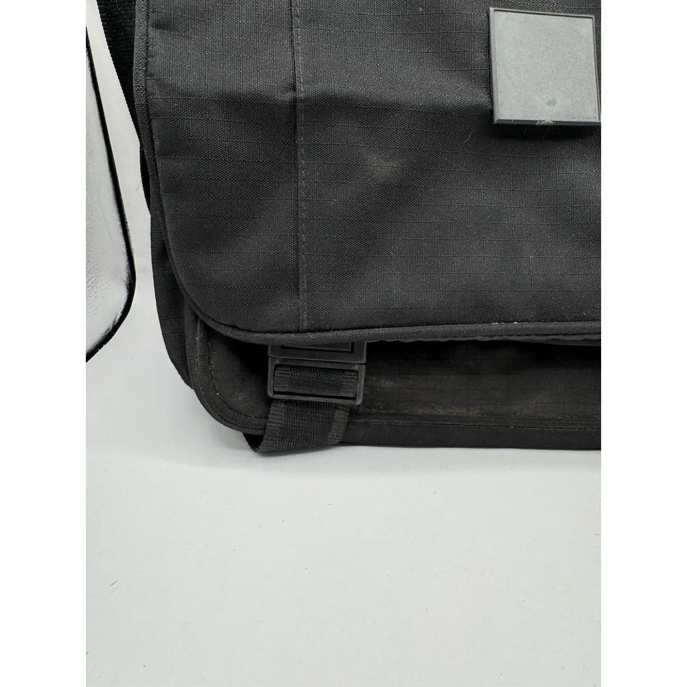 Leed's Black Messenger Bag Satchel Laptop Computer 8500-11